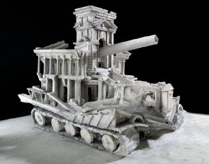 Triumphtor auf Selbstfahrlafette (© 2007 Alexander Seiler, plaster, 150x152x190 cm; Photo: Frank Altmann)