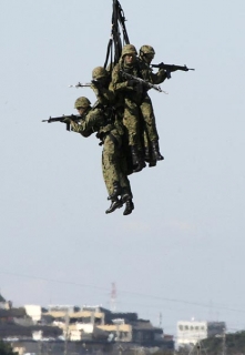 Soldatenbündel (Toru Hanai, Reuters)