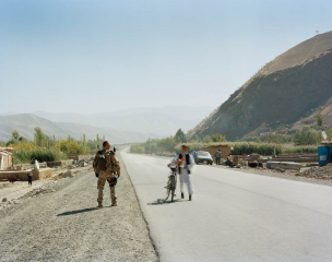 © Jo Röttger: Afghanistan, German military policeman (MP) in Iskasan by the LOC 302, the highway from Fayzabad to Kishim