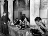 Margaret Bourke-White: Ein Priester beobachtet amerikanische Soldaten bei ihrer morgendlichen Toilette in einem mittelalterlichen Kloster Italien, Dezember 1943; Silbergelatineabzug; Howard Greenberg Gallery, New York  © Time & Life / Getty Images