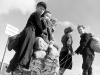 Margaret Bourke-White: Ein Paar zieht einen mit drei Kindern und Proviant beladenen Handkarren Deutschland, April 1945; Silbergelatineabzug; Syracuse University Library Collection, New York  © Time & Life / Getty Images