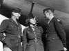 Margaret Bourke-White in Air Force Uniform mit Offizieren des 8. Air Force Bomber Kommandos vor einem B-17-Bomber, Südengland  September 1942; Silbergelatineabzug  (Staffelkommandant Colonel Frank Armstrong (li) und Captain Gene Raymond)  Howard Greenberg Gallery, New York  © Time & Life / Getty Images