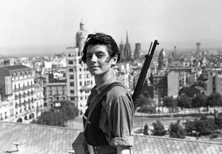 GUERRA CIVIL ESPAÃOLA: LOS REPUBLICANOS Barcelona, 21-7-1936.- La miliciana Marina GinestÃ , miembro de la juventud comunista catalana, posa en la terraza del hotel ColÃ³n, donde se estableciÃ³ una oficina de alistamiento de milicianos. EFE/JUAN GUZMÃN