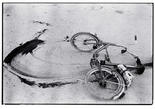 Sarajevo: Fallen bicycle of teenage boy just killed by a sniper, 1994 (Photograph © Annie Leibovitz/CO Berlin, Courtesy of Vanity Fair)