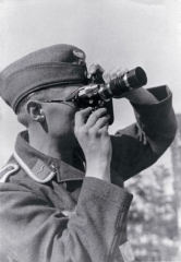 PK-Fotoreporter (Unteroffizier der Luftwaffe, ausgerüstet mit Leica III mit Teleobjektiv), Warschau, 1939 (© Bundesarchiv Koblenz)