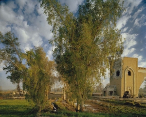 The North Gate of Baghdad, the scene of fierce fighting, Baghdad 19-27 April 2003 (© Simon Norfolk)