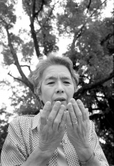 Setsuko Iwamoto, Überlebende der Atombombe, Hiroshima, Japan 2002 (© Marissa Roth)